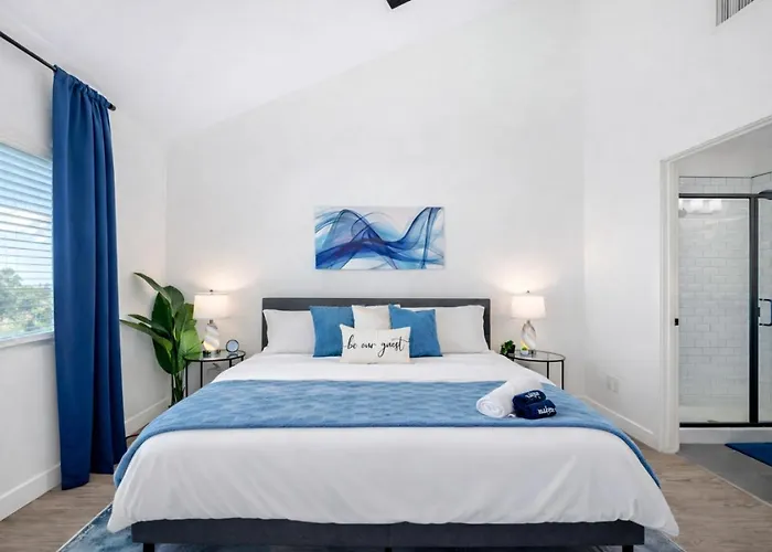 Sapphire Leaf- Luxury 3br- Pool, King Beds, Spacious, Quiet, Garage, Close To Airport And Oldtown Phoenix
